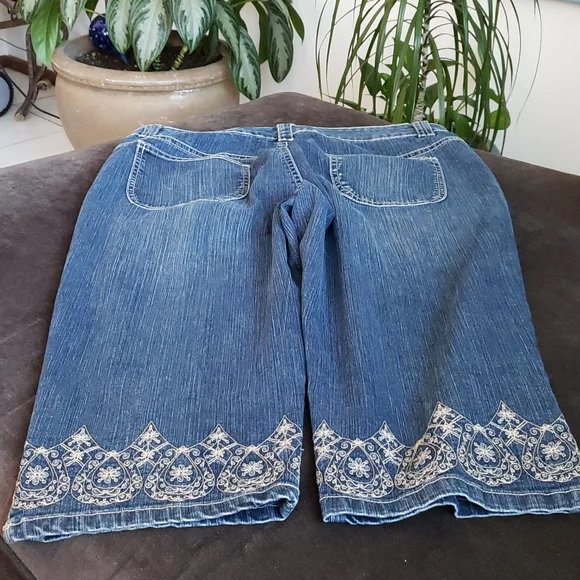 Embroidered crop blue jeans 14P - Picture 2 of 5